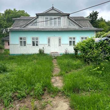 Хата в селі під лісом під реставрацію