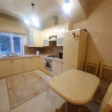 Продам двокімнатну квартиру в центрі міста, вул. С.Петлюри. Торг.