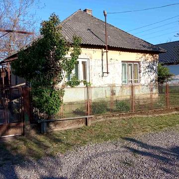 Продається  будинок  у с. Нове Село Берегівського р-йну. Комунікації та стан: Наявність газу, електрики, водопостачання (свердловина).Ціна14000$(Торг)