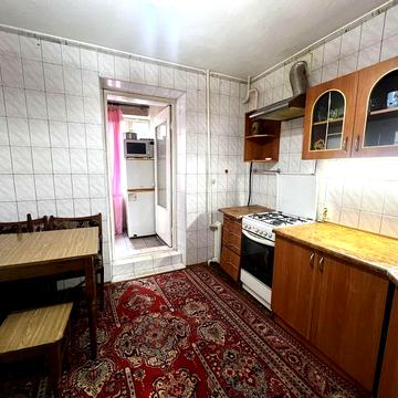 Озерна Економ варіант 2 кімнати , житловий  стан .