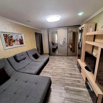 Продається двокімнатна квартира з ремонтом та меблями