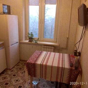 Багговутівська 1, на 5/9 поверх. 35/18/8 всі необхідні меблі, довгостроково.