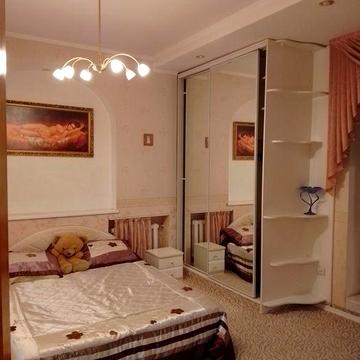 Продаж 3-кімнатної квартири з АО та двоповерховим гаражем!