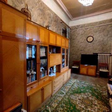 Продам квартиру в центрі з автономним опаленням.