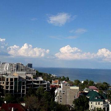 Здам довготривало простору квартиру в 27 Перлині на Каманіна.