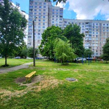 Продам 2К  квартиру 52М2  около станции  метро  А.С. Масельского CW