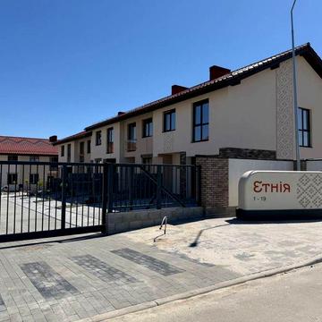 Продаж сучасного котеджу в котеджному містечку «Етнія» у районі Щасливе.