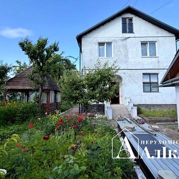 Продам 2-поверховий будинок в хорошій локаціі