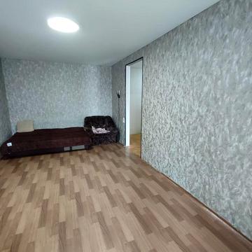 Продам 2- х  кімнатну квартиру на 44- му кварталі середній поверх