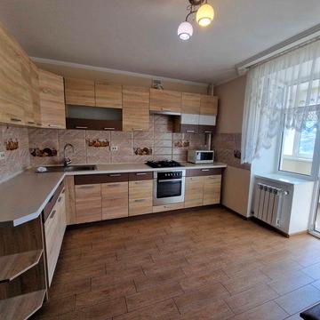 Продаємо простору 2-кімнатну квартиру поряд з Центром, вул.Квітова