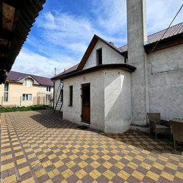 Будинок біля чічки, с. Новостав