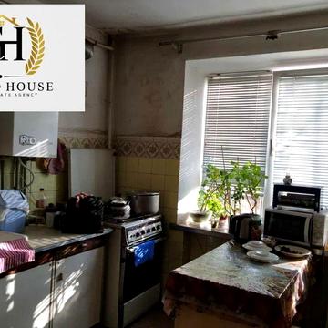 Продам великогабаритну трикімнатну квартиру в центрі.
