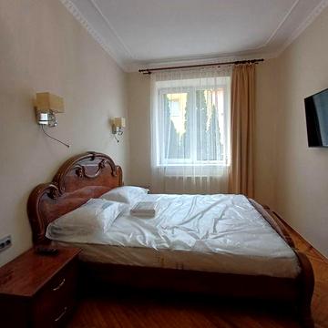 Орендна частини будинку з власним подвірям 2 кімн квартира + парковка район Левандівки біля озера