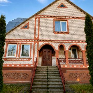 Продається триповерховий будинок 213 м² з гаражем та ділянкою 23 сотки в Баранівці.