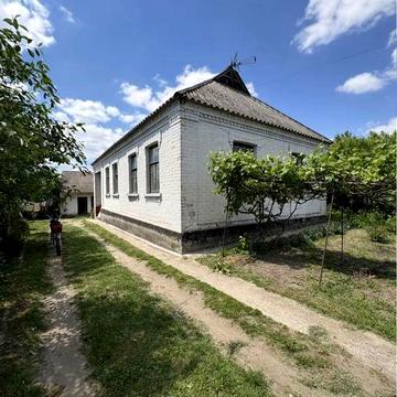Продається цегляний будинок у центрі смт Рокитне