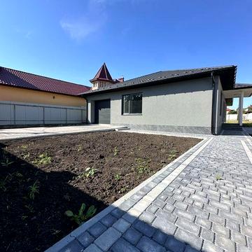 Продам новий будинок з ремонтом у пʼяти хвилинах від центру міста