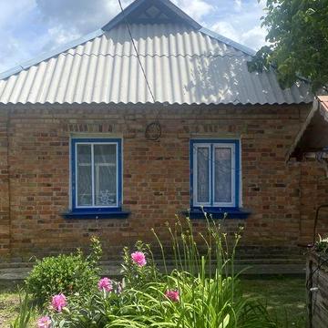 Продається житловий будинок з водою, санвузлом та земельною ділянкою