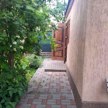 Здається пів будинку,  р-н Новомиколаївка