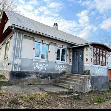 Будинок з господарськими будівлями