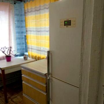 Здається півбудинку з 2  кімнат