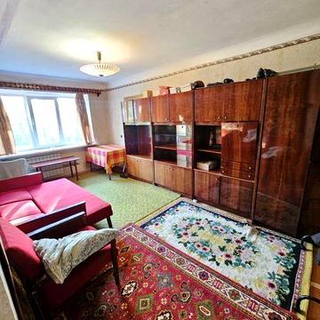 Центр міста.Продається 3кімн.квартира, в житловому стані, 2поверх.цегляний будинок.