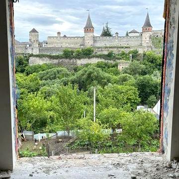 Будинок де Фортеця як на лодоні