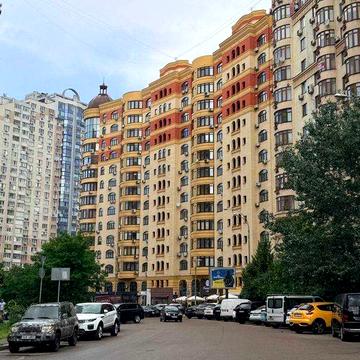 Здається трикімнатна квартира