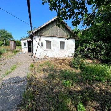 На 17 кварталі зупинка Інтернат за маркетом 33 метра2  Продаж  будиночок 50 м2 на дві кімнати з санвузлом і газом Діюча плитка для дрів Ділянка 16 сот