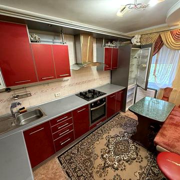 Трехкомнатная квартира в Соляных,ост.Ателье.3/9 кирпич.