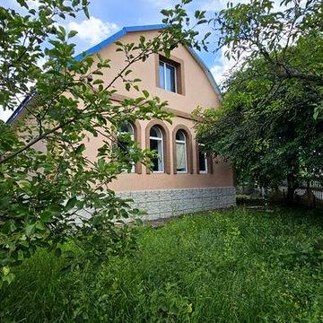 Продам будинок +гостьовий будинок,гараж з підвалом
