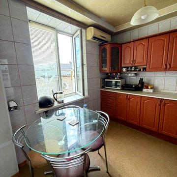 Продам 3-кімнатну квартиру будинок за «Смачними традиціями»
