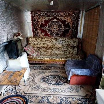 Сдам флигель комната и прихожая одному человеку 2000 гривен