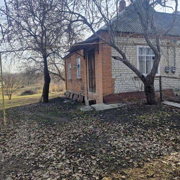Продається 1/2 житлового будинку з ділянкою 10 соток та маленьким пруд