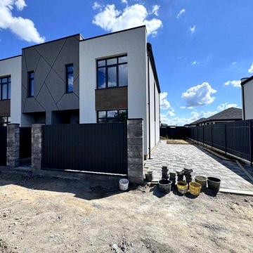 Продається 3 поверховий дуплекс, вул. Богатирська в  Білогородці