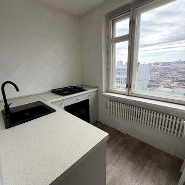 Продам власну 2к (45.7м.кв.) квартиру біля метро центральний ринок