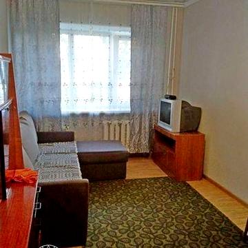 Продам однокімнатну на Січневому з косметичним ремонтом.