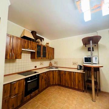 Продається велика 1-кімнатна квартира з паркомісцем на закритій стоянці в центрі Вишгорода