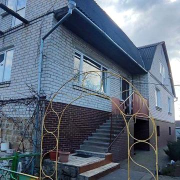 Продається частина будинку.Три роздільні кімнати.Гараж.10 соток приват\землі