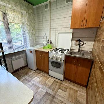 Продам 2к.кв в районі Новомиколаївки , поруч АТБ