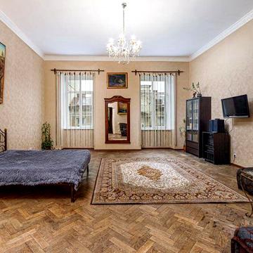 Продаж 2 кімнатна квартира вул. Театральна. Історичний центр Львова.Без Комісії