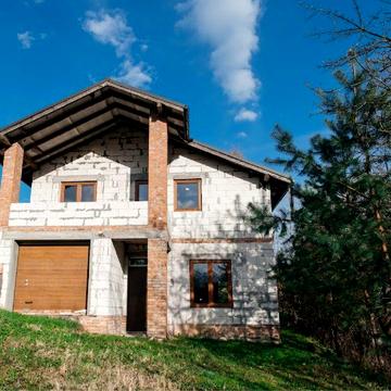 БУДИНОК У БРЮХОВИЧАХ – Власний  простір  біля лісу .