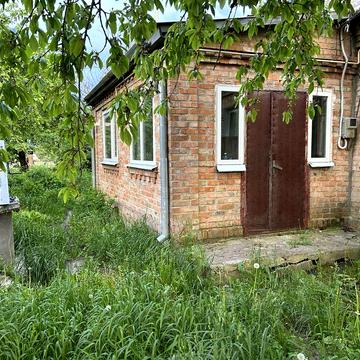 Продається пів  будинку в смт Гребінки Київська область.