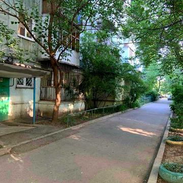 Квартира на площі Толбухіна/Липського. Три кімнати. Балкон. Середній поверх. Газова плита.