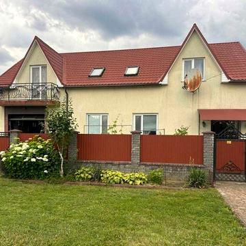 Чудовий просторий будинок в хорошому стані, є літня кухня доглянутий фруктовий сад, ділянка 10 сот. 45105