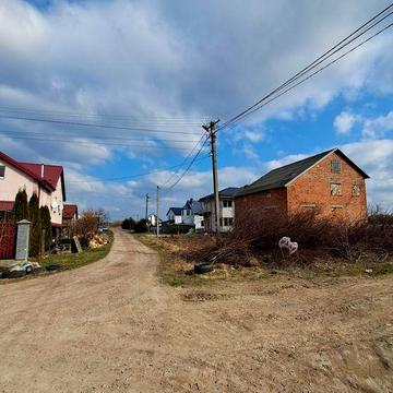 Продаж землі із незавершеним домом в Пустомитах