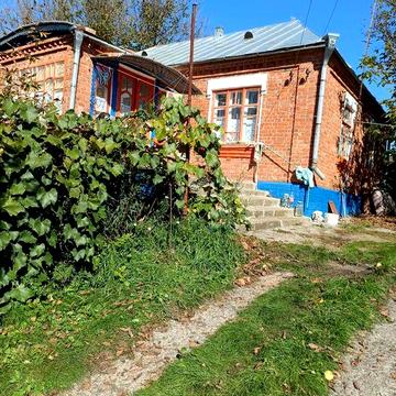 Продається цегляний будинок з ділянкою 25 соток у с. Будеї