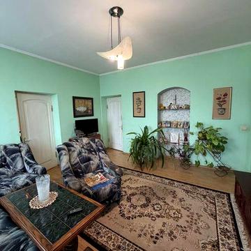 Продам затишну 5 кімнатну квартиру в центрі міста.