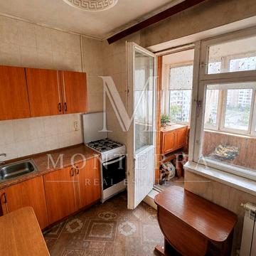 Продаж 1-кім. квартири під ремонт на Оболоні біля метро Героїв Дніпра, є газ