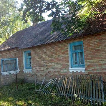 Продається хата із земельною ділянкою в селі Радомишль Боратинської сільської територіальної громади Волинської області.