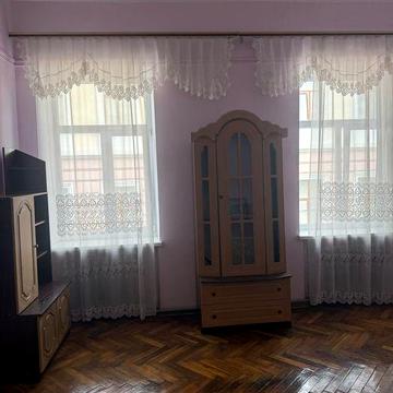 Продається 4кімнатна квартира в центрі вул. Головна